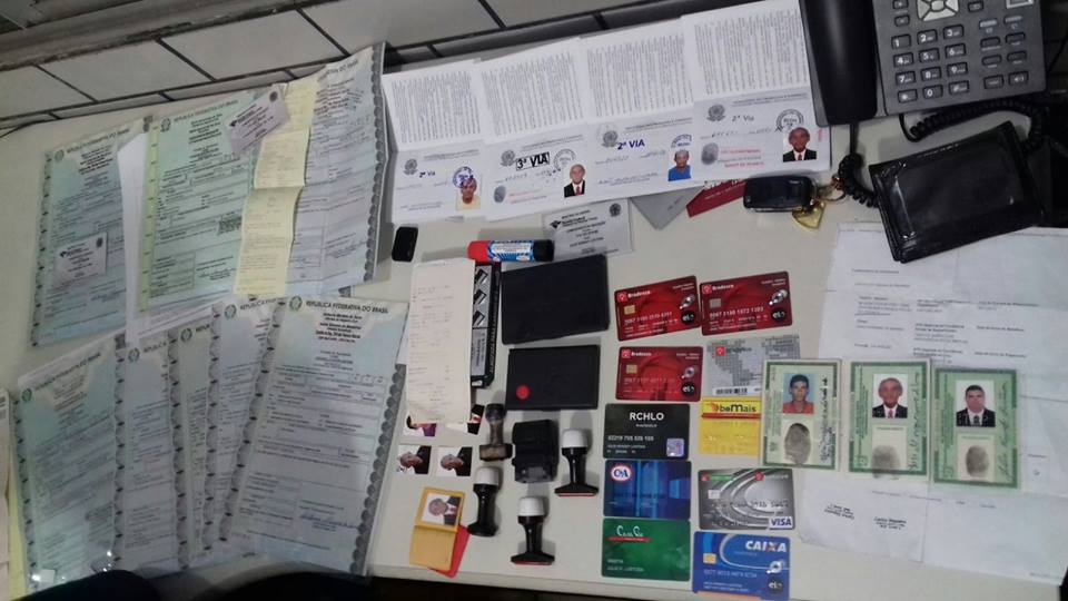 Mais de 20 documentos falsos foram apreendidos pela Polícia Rodoviária Federal (Foto: Divulgação/PRF-PB)