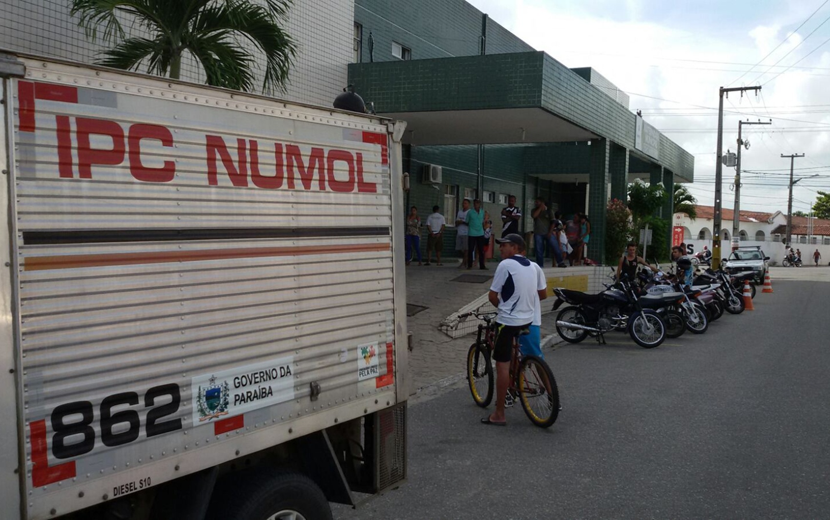 O pedreiro não resistiu aos ferimentos e morreu no estacionamento do hospital (Foto: Plínio Almeida)