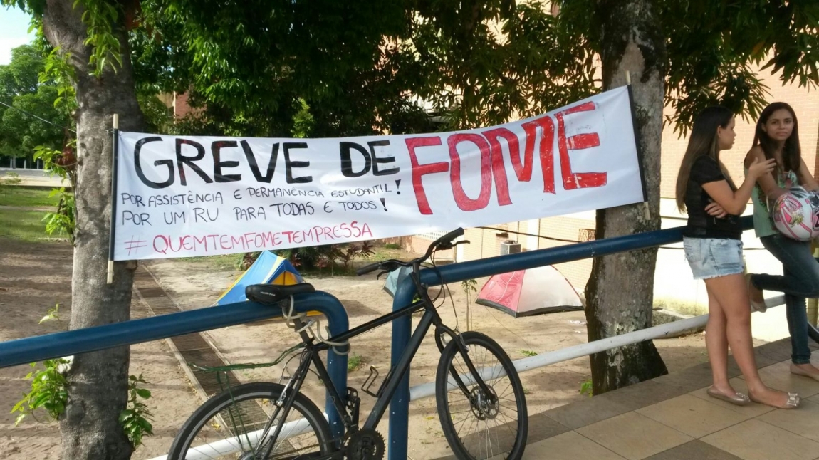 Protesto acontece desde o último dia 23 em frente à Reitoria da universidade