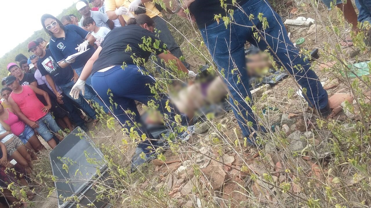 Corpo foi jogado dentro de uma cisterna, segundo a polícia (Foto: WhatsApp/ManchetePB)