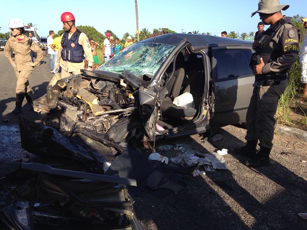 Carro em que estava o sargento colidiu com um caminhão (Foto: Walter Paparazzo)