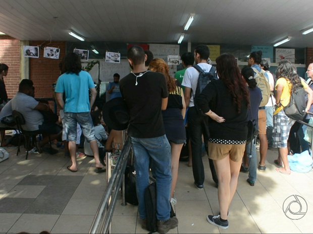 Alunos desocupam prédio da reitoria da UFPB em João Pessoa (Foto: Reprodução/ TV Cabo Branco)