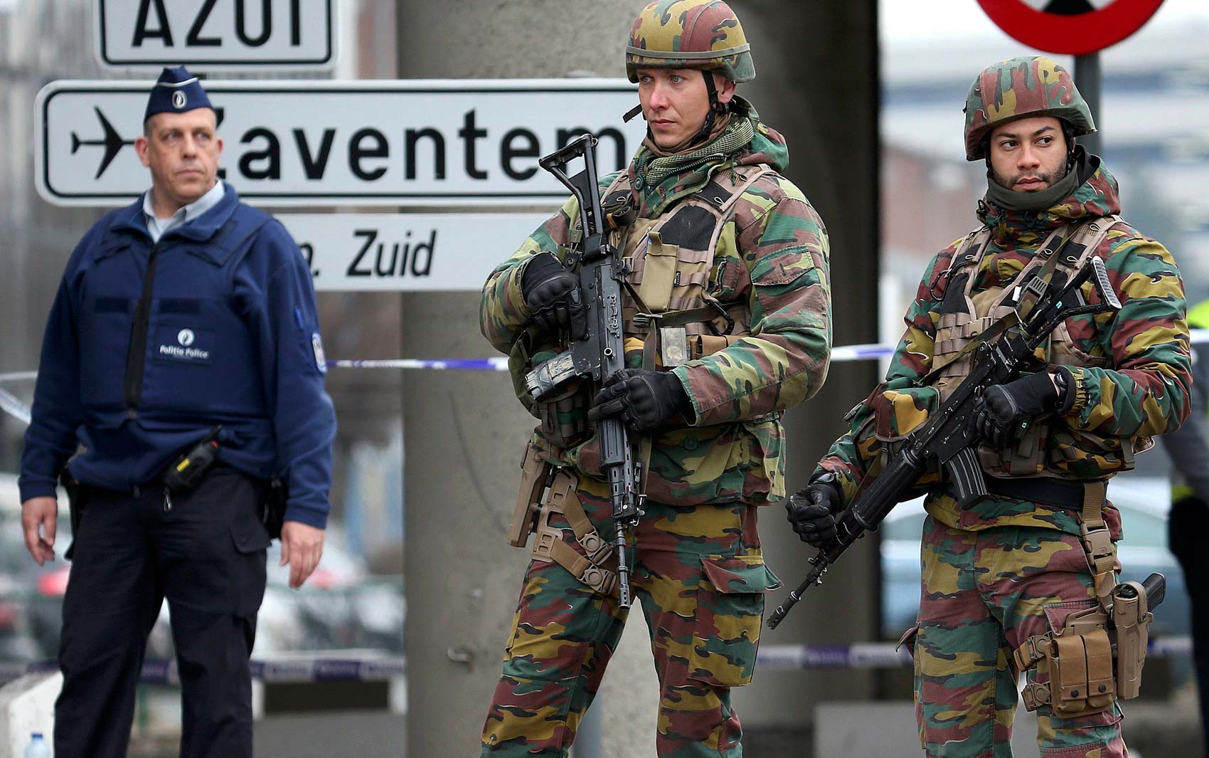 Tropas e policiais belgas controlam nesta quinta-feira (22) avenida que leva ao aeroporto de Bruxelas (Foto: REUTERS/Charles Platiau)