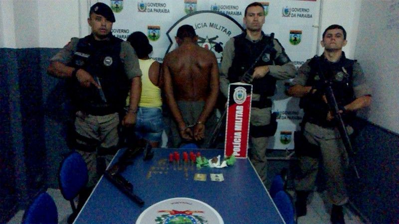 Casal fi preso na casa que funcionava como ponto de tráfico de drogas (Foto: Divulgação/PM)