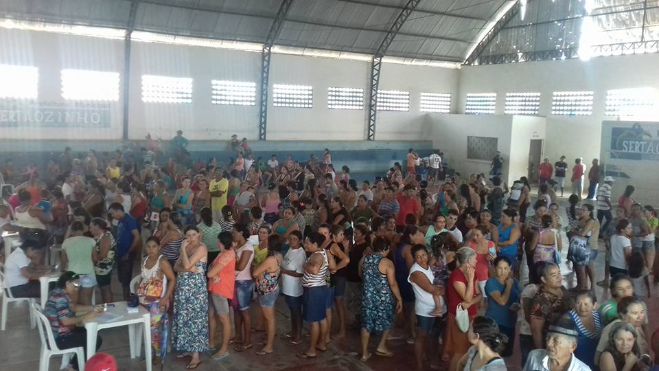 Entrega do peixe aconteceu no ginásio 'O Geraldão' (Foto: Reprodução/Facebook)