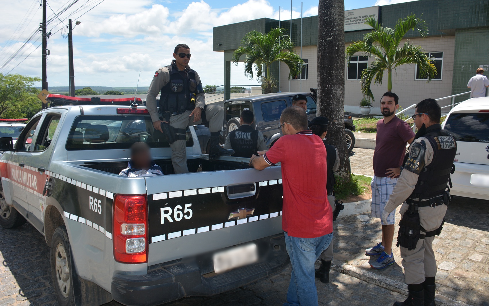 Homem foi preso por policial militar reformado que viu quando moradores começaram a linchar o suspeito (Foto: Walter Paparazzo)