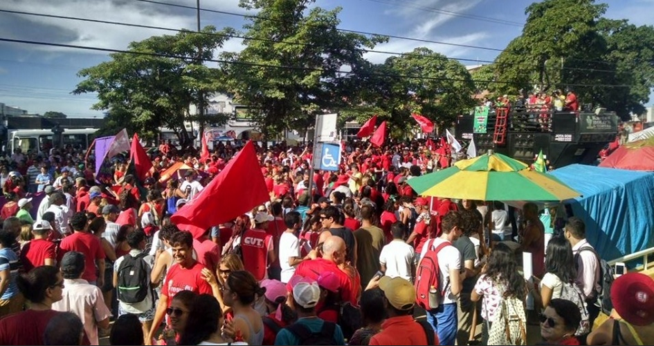 Manifestantes a favor de Dilma ocupam avenida em João Pessoa