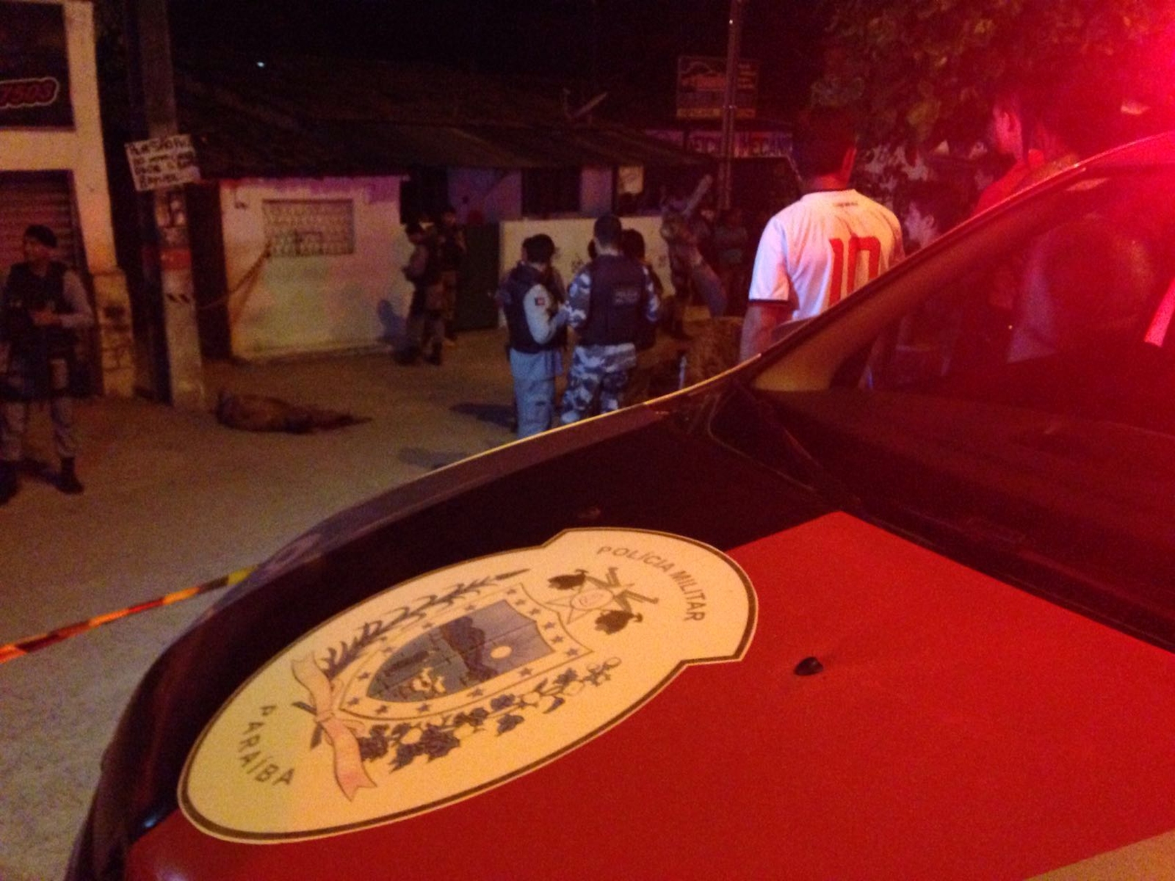 Um dos irmãos morreu em frente a casa em que morava, em Bayeux, na noite de quinta-feira (10) (Foto: Walter Paparazzo)