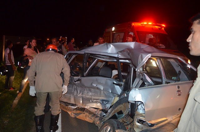 Carro ficou parcialmente destruído após ser
atingido por uma carreta  (Foto: Ângelo Lima/Arquivo Pessoal)