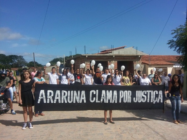 Faixa reivindica justiça no caso do jovem que morreu após um assalto (Foto: Silvia Torres)