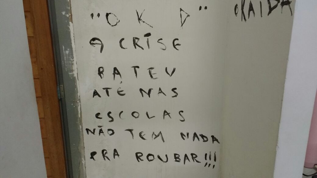 Assaltantes arrombaram escola e deixaram recado em uma parede na madrugada desta terça-feira (19) em Campina Grande (Foto: Altair Silva)