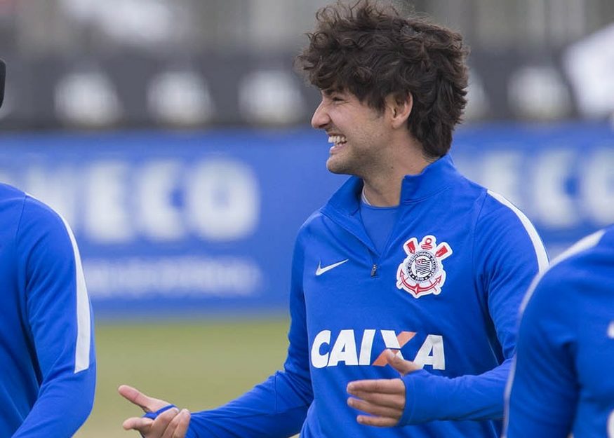 Pato brinca com Rodriguinho durante treino desta sexta-feira (Foto: Daniel Augusto Jr/Ag. Corinthians)