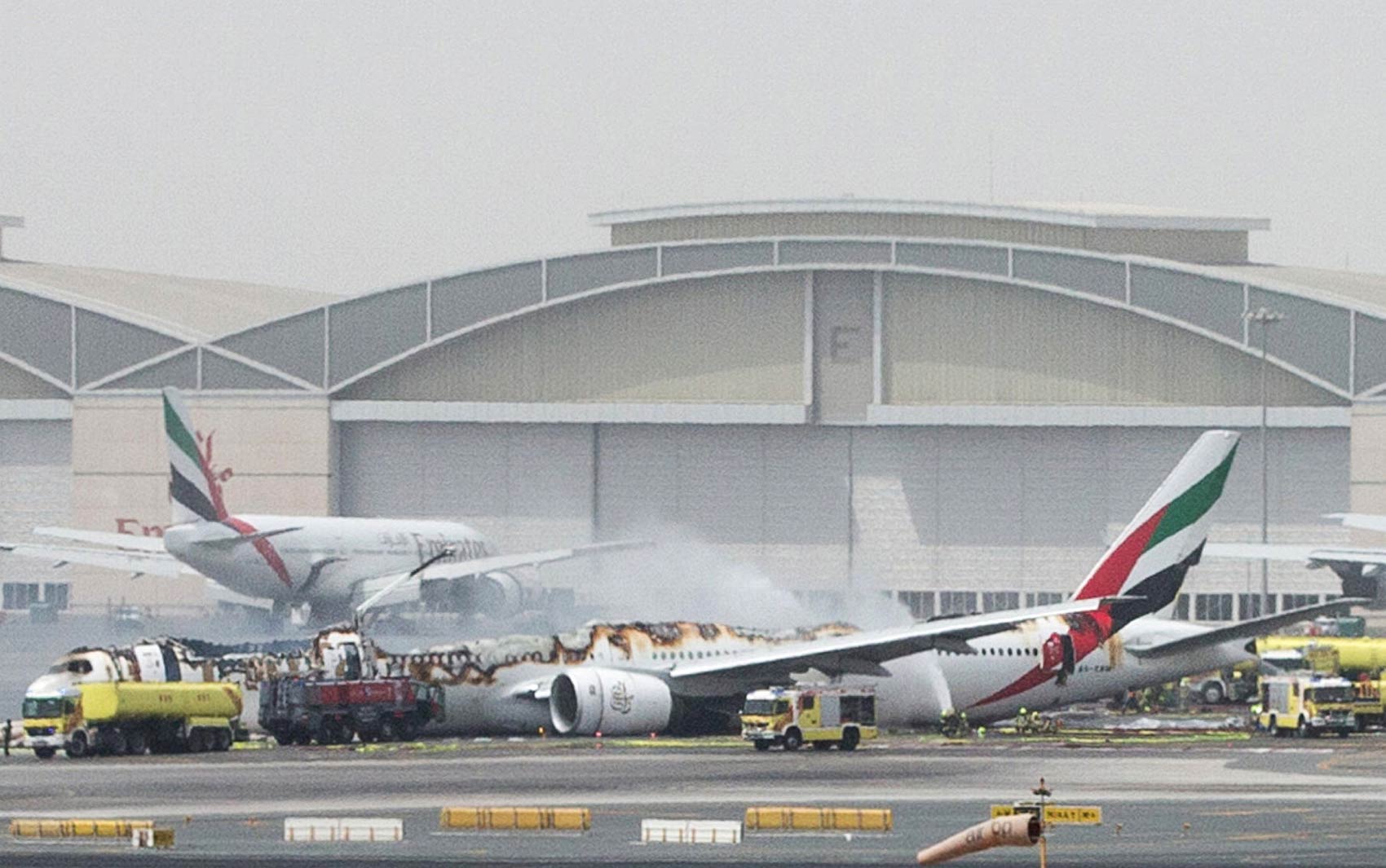 Bombeiros combatem o fogo após um avião da Emirates Airlines fazer um pouso forçado no aeroporto de Dubai, nos Emirados Árabes Unidos (Foto: Reuters/Stringer)