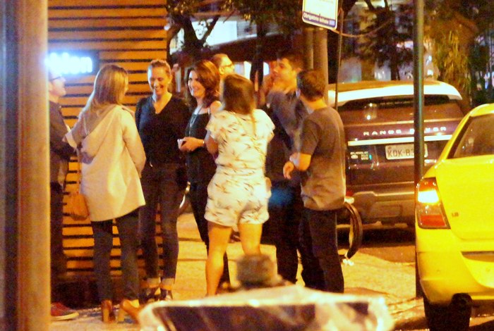 Fátima Bernardes se diverte com amigos em restaurante na Zona Sul