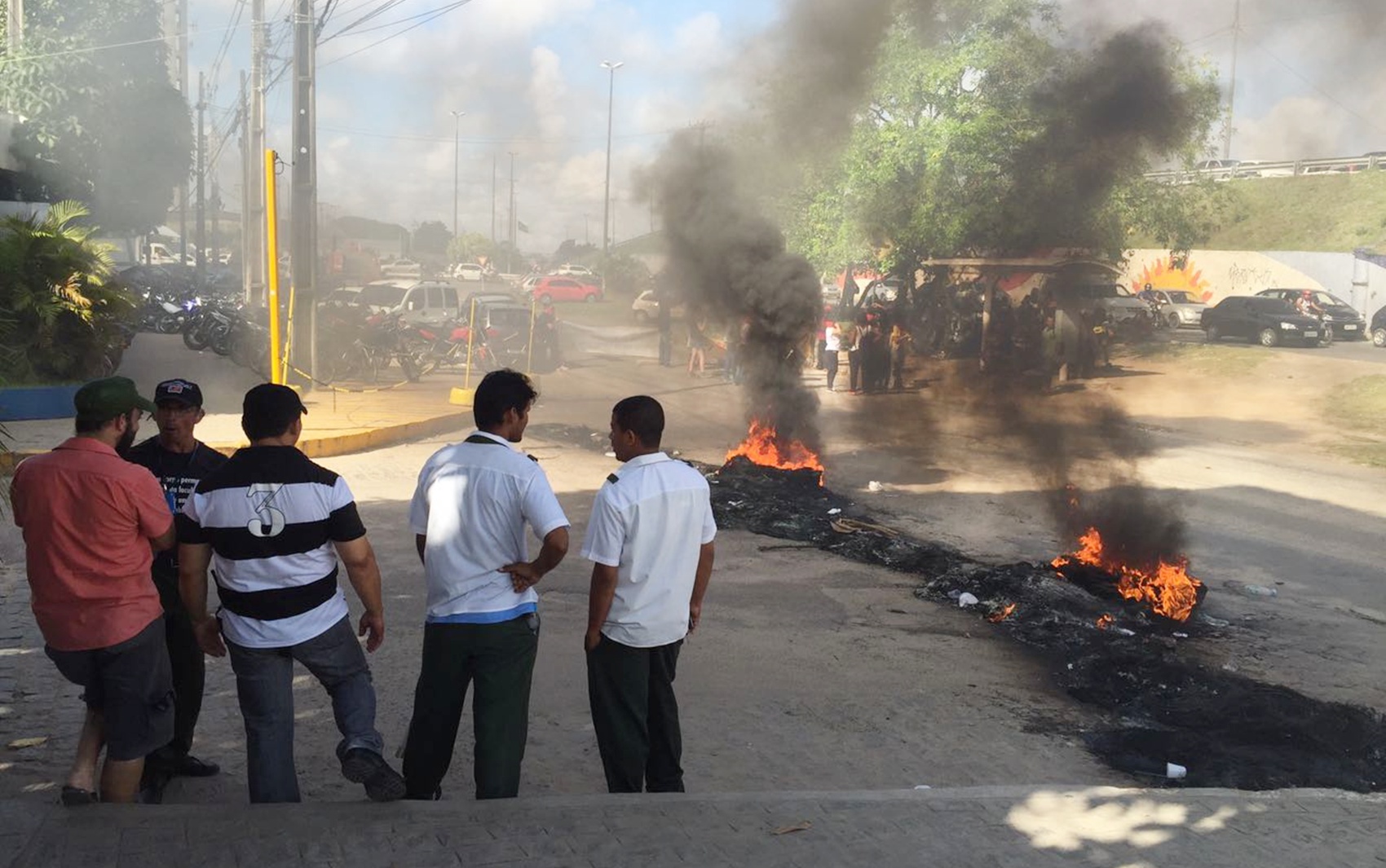 Garagem de uma das empresas de ônibus foi bloqueada em João Pessoa (Foto: Walter Paparazzo)