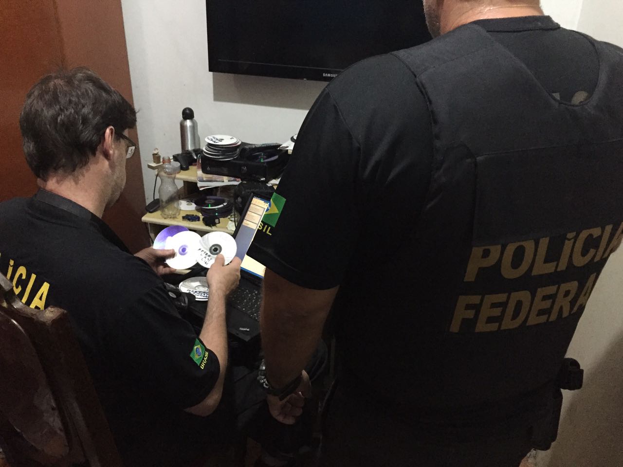 Polícia Federal recolheu material durante mandados de busca e apreensão (Foto: PF/Divulgação)