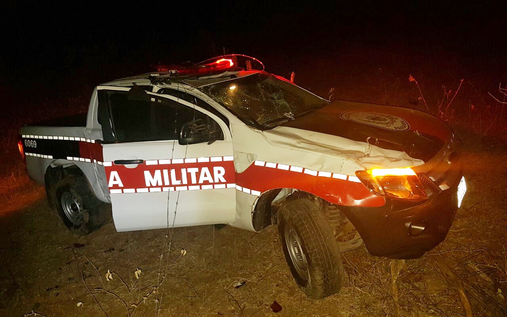 Pneu da viatura estourou em uma curva e causou a capotagem (Foto: Capitão Ferreira/Polícia Militar da Paraíba)