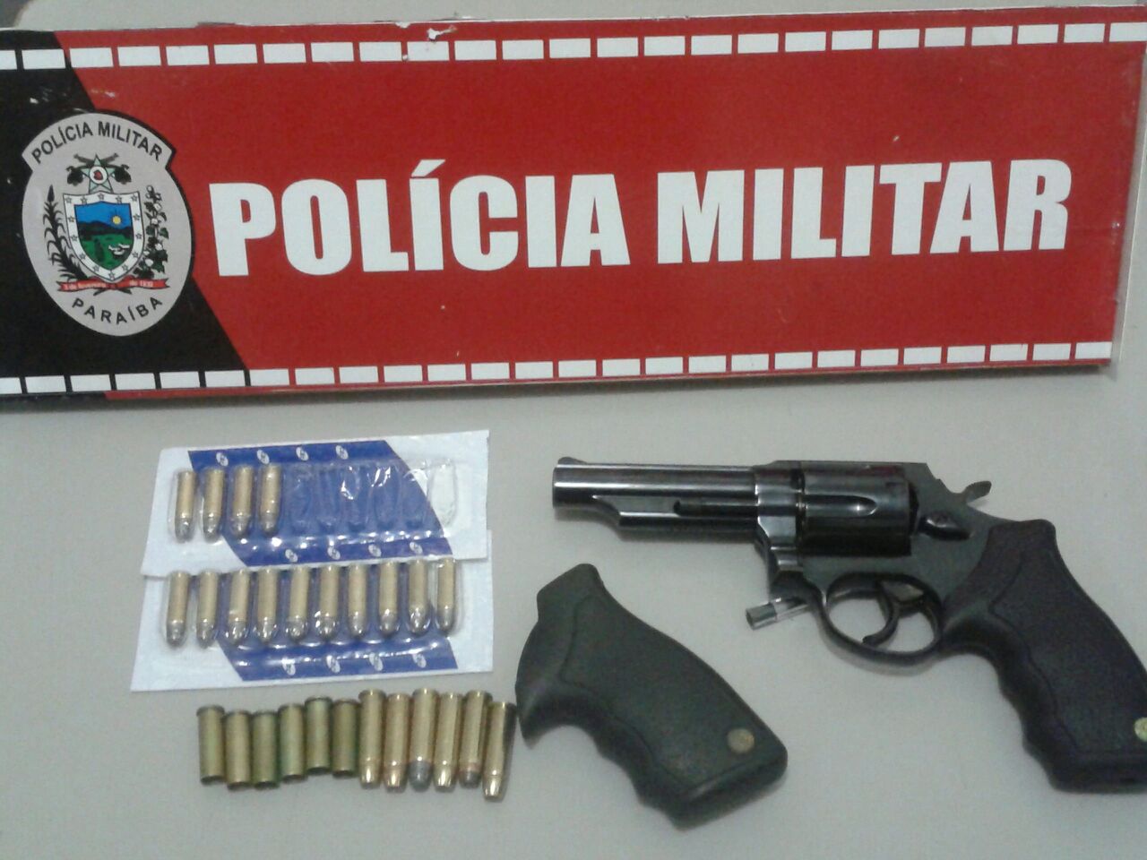 Suspeito ainda foi flagrado por posse ilegal de arma (Foto: Divulgação/Polícia Militar)