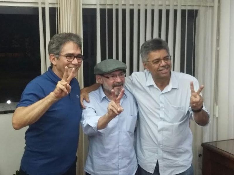 Ex-reitor, Thompson Mariz, ao lado do atual reitor Edilson e o candidato eleito Vicemário Simões