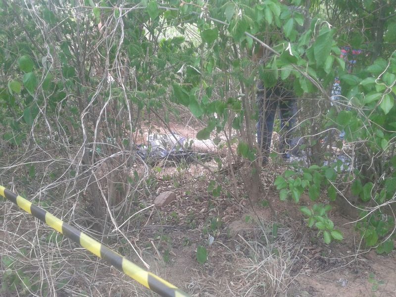 Vítima do sexo masculino estava em mata por trás do IFPB, em Guarabira (Foto: Nordeste1)