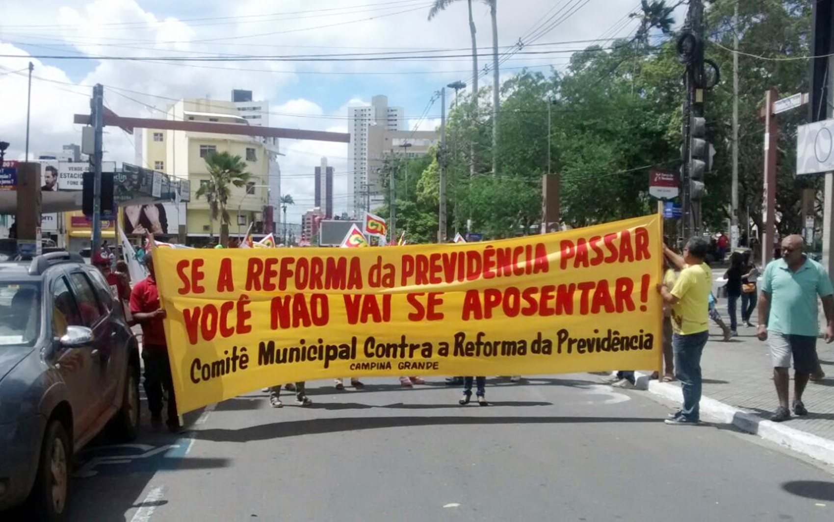 Manifestantes levaram faixas e cartazes contra a reforma da Previdência em Campina Grande (Foto: Iago Bruno)