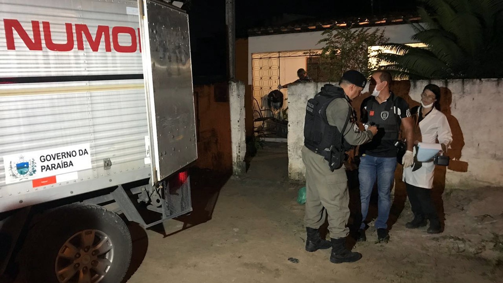 No bairro Vieira Diniz, em João Pessoa, homem foi morto em frente a mulher (Foto: Walter Paparazzo/G1)