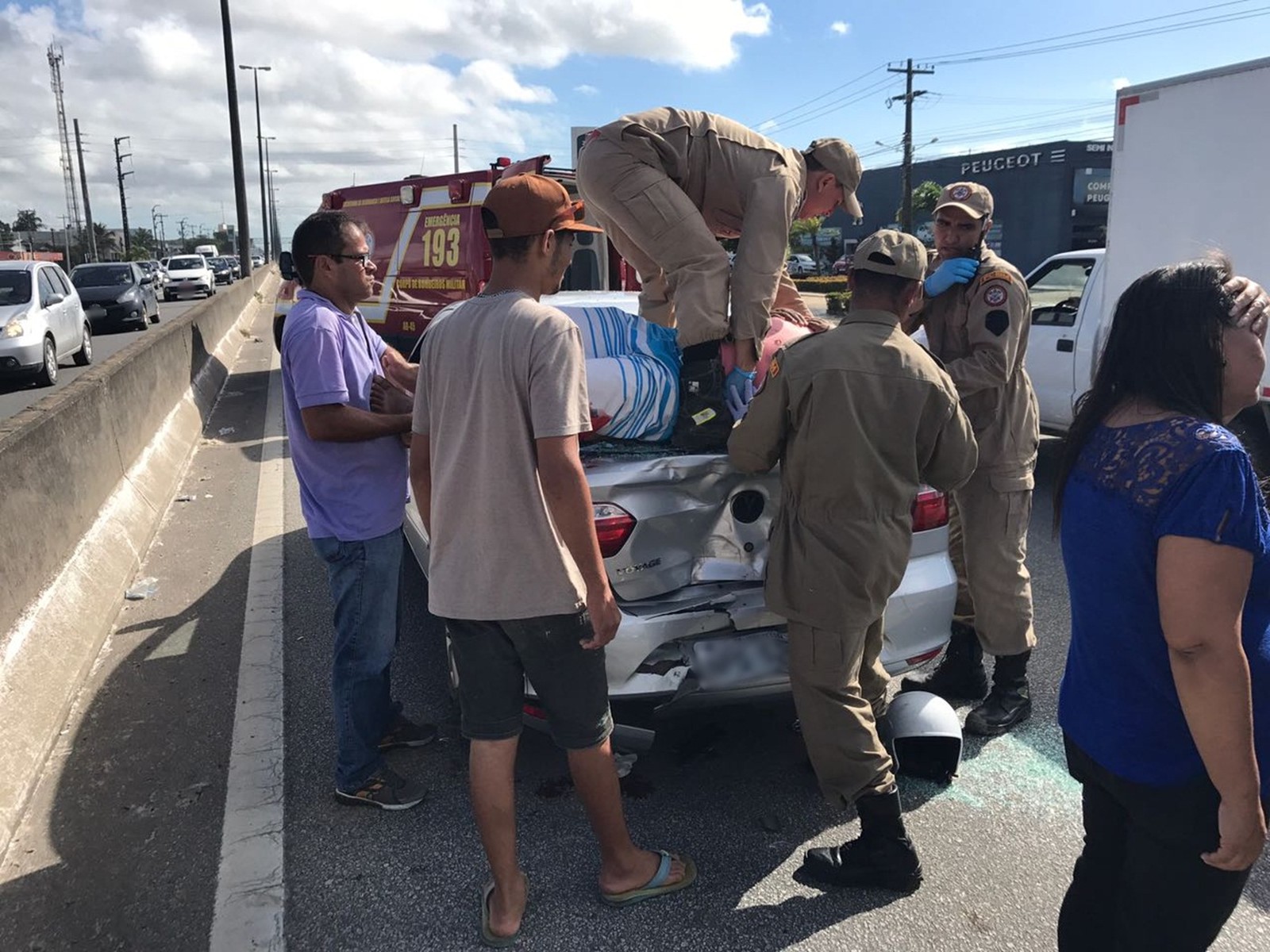 Motociclista foi lançado em cima do porta malas depois de bater em traseira de carro na BR-230 na PB (Foto: Walter Paparazzo)