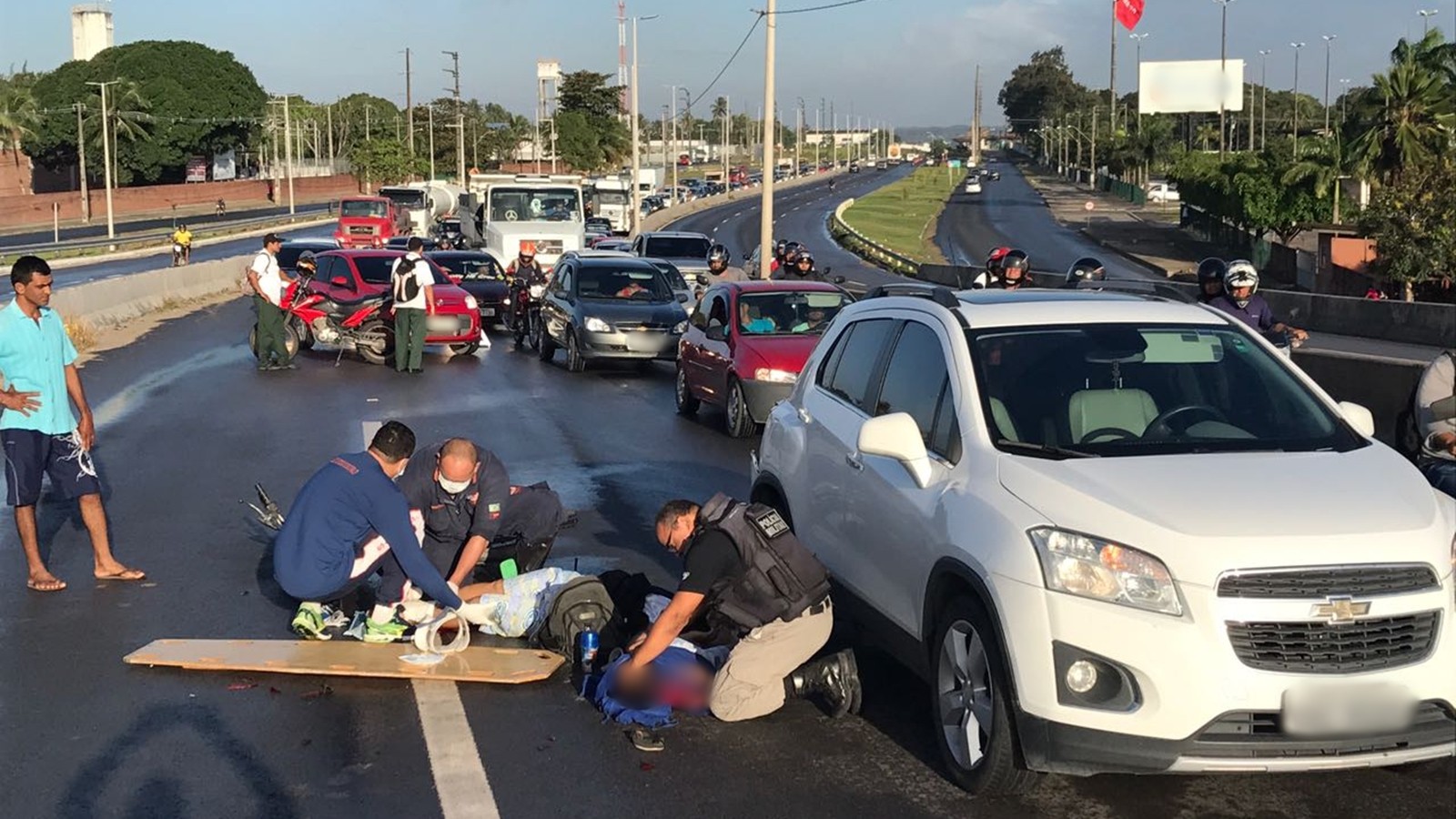 Acidente entre moto e carro deixou dois feridos e trânsito lento na BR-230 (Foto: Walter Paparazzo)