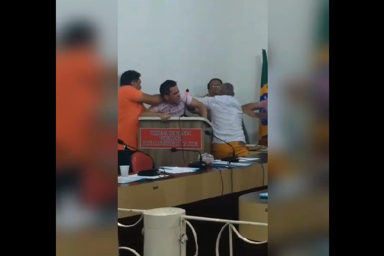 Vídeo mostra presidente agredindo verbal e fisicamente suplente de vereador