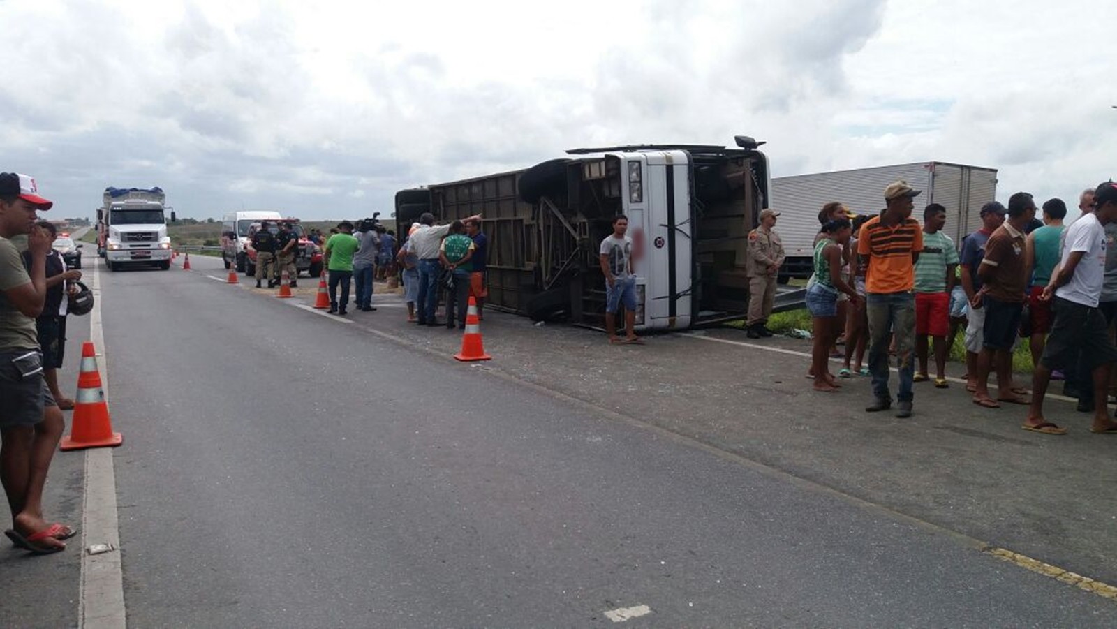 Ônibus com estudantes tombou em Gurinhém, no Agreste da Paraíba (Foto: Renan Cardoso/TV Paraíba)