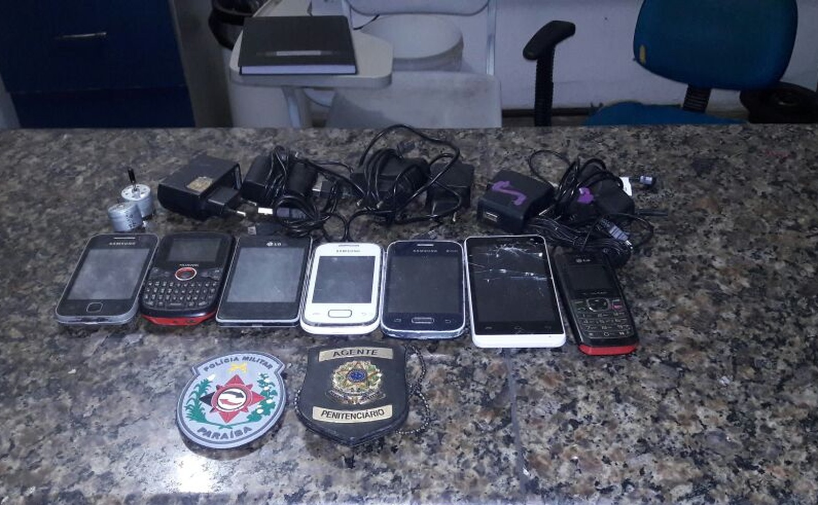 Polícia encontra pacotes com sete celulares em presídio de Guarabira (Foto: Divulgação/ Polícia Militar)