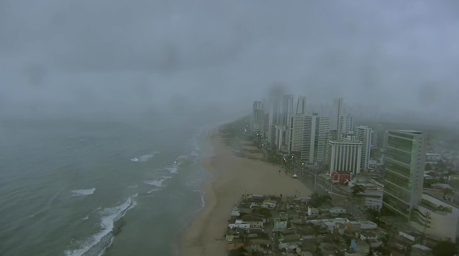 Imagem captada pelo Globocop antes da queda em Pernambuco na manhã desta terça-feira (23) (Foto: Reprodução/TV Globo)