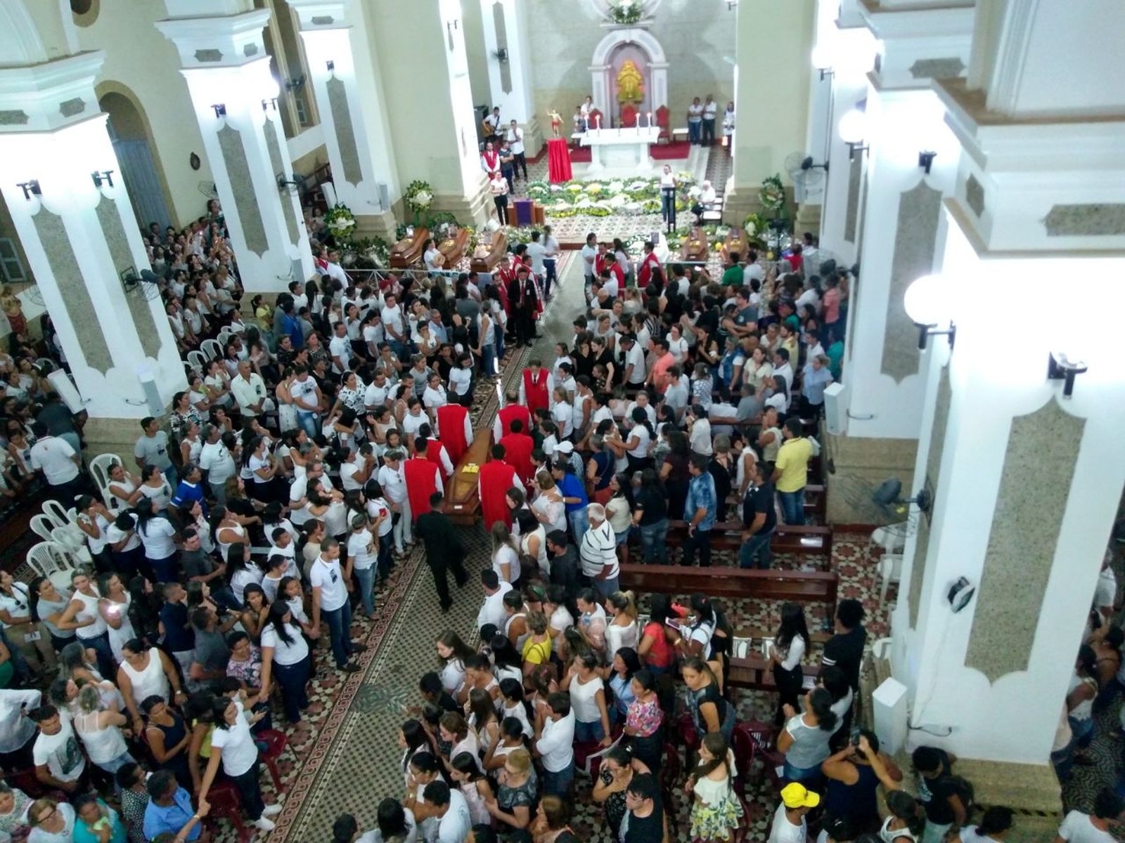 Missa de corpo presente está sendo celebrada na Igreja Matriz de Catolé do Rocha, onde estão os corpos das vítimas do acidente na BR-251 (Foto: Rafaela Gomes/TVPB )