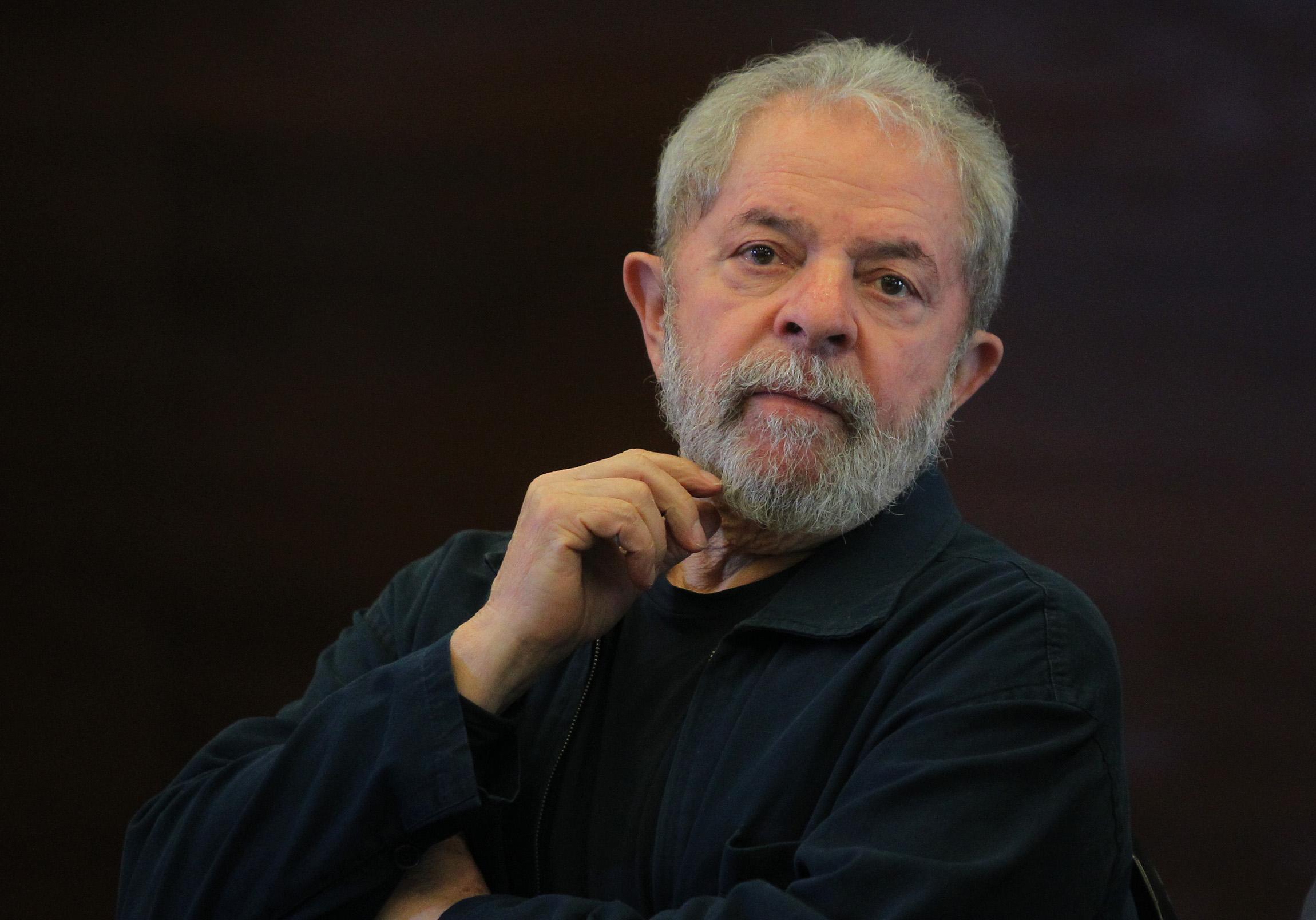 Brasil, São Paulo, SP, 07/11/2016. Ex-presidente Luiz Inácio Lula da Silva, na foto ao lado de Afonso Florence, em reunião com bancadas do Partido dos Trabalhadores (PT), na Câmara e no Senado, durante evento em São Paulo - Crédito:SÉRGIO CASTRO/ESTADÃO CONTEÚDO/AE/Código imagem:205648