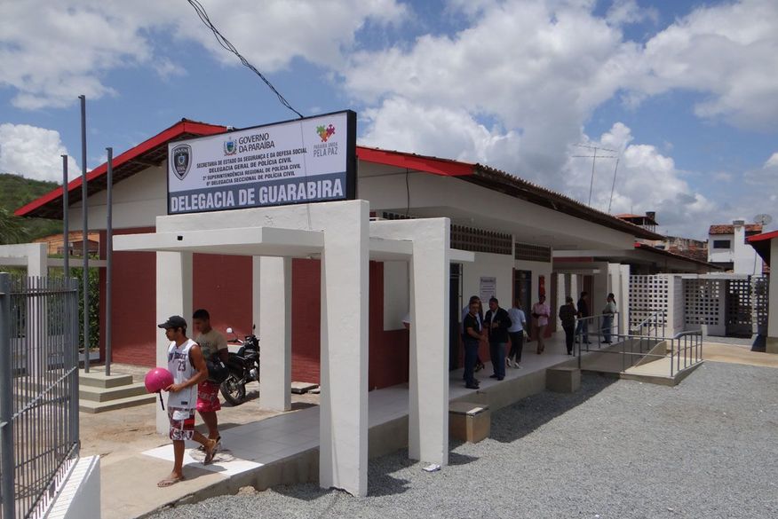 Os policiais conduziram o suspeito para a delegacia (Foto: Reprodução/Arquivo)