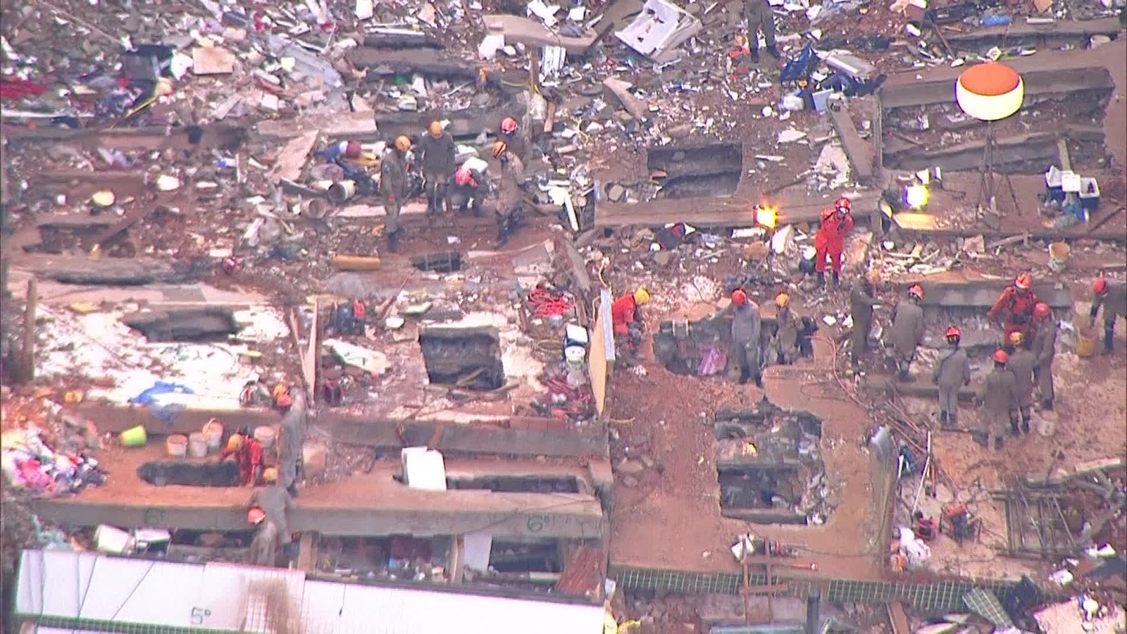 Bombeiros fazem buscas em escombros pelo quarto dia seguido na comunidade da Muzema, no Rio — Foto: Reprodução/ TV Globo