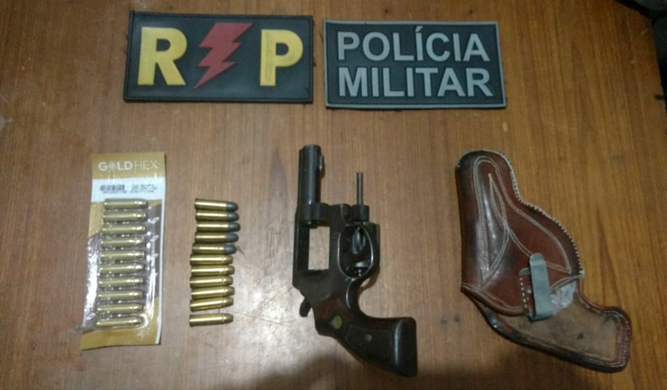 Policiais do 4º BPM encontraram no interior da residência, onde teria acontecido a agressão, o revólver e as munições (Foto: Assessoria 4º BPM)