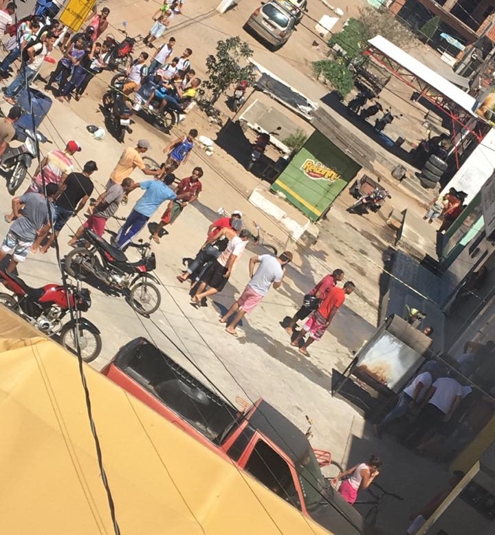 Populares se aglomeram na frente da pizzaria em Alagoinha (PB). Foto: reprodução/internauta