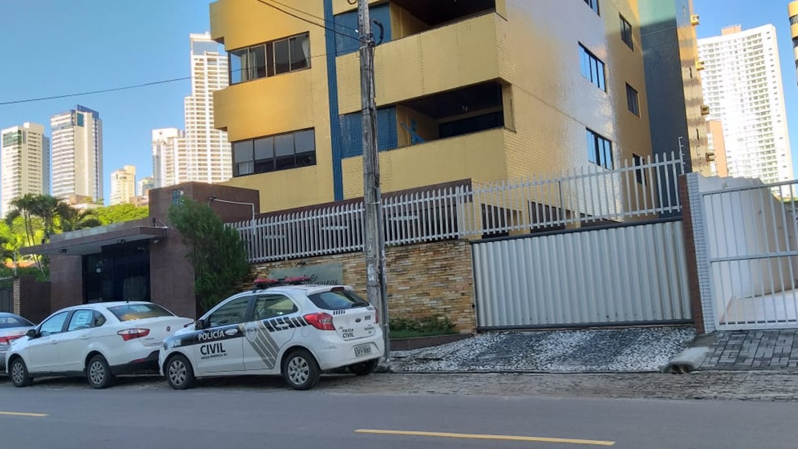 Um dos mandados da Operação Garimpo foi cumprido em apartamento no bairro de Tambaú, em João Pessoa (Foto: Danilo Alves/TV Cabo Branco)