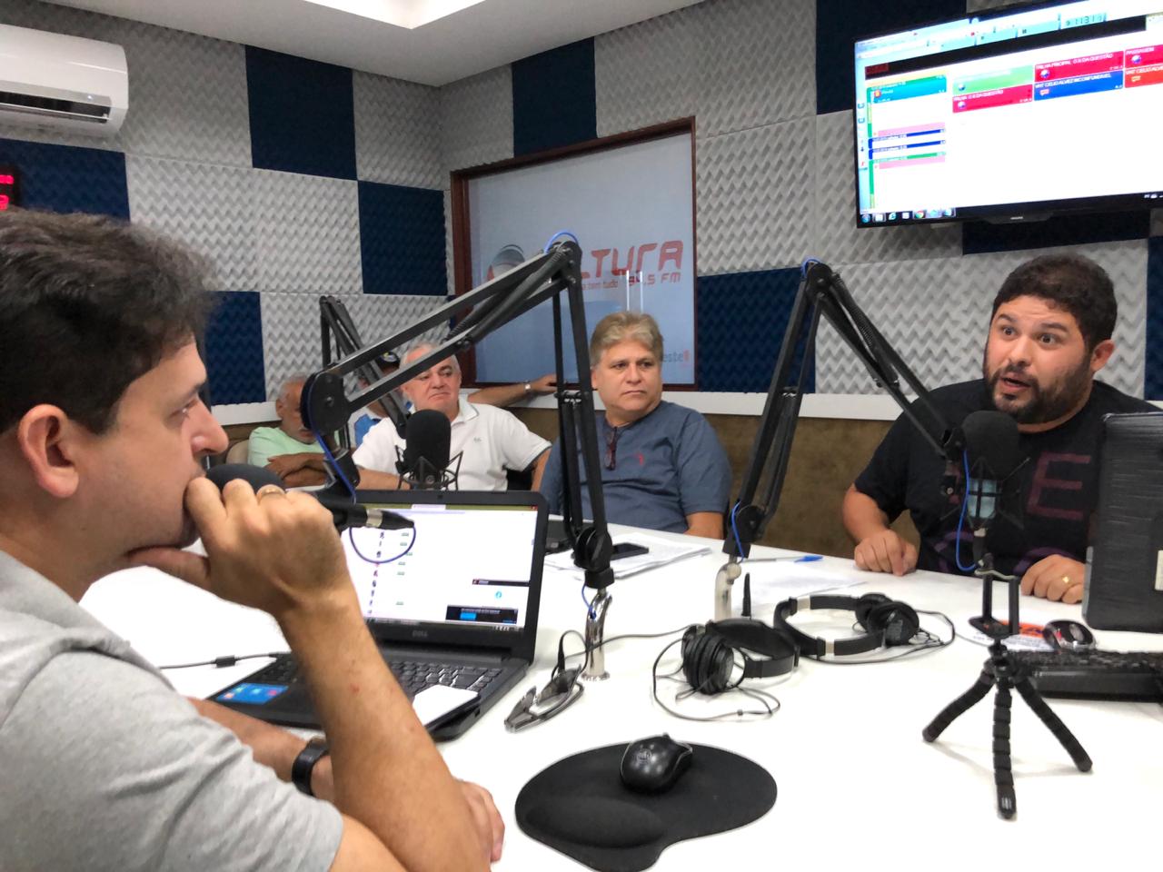 Renato Meireles sendo sabatinado pelo radialista Célio Alves, na Cultura 94,5 FM (Foto: Divulgação)