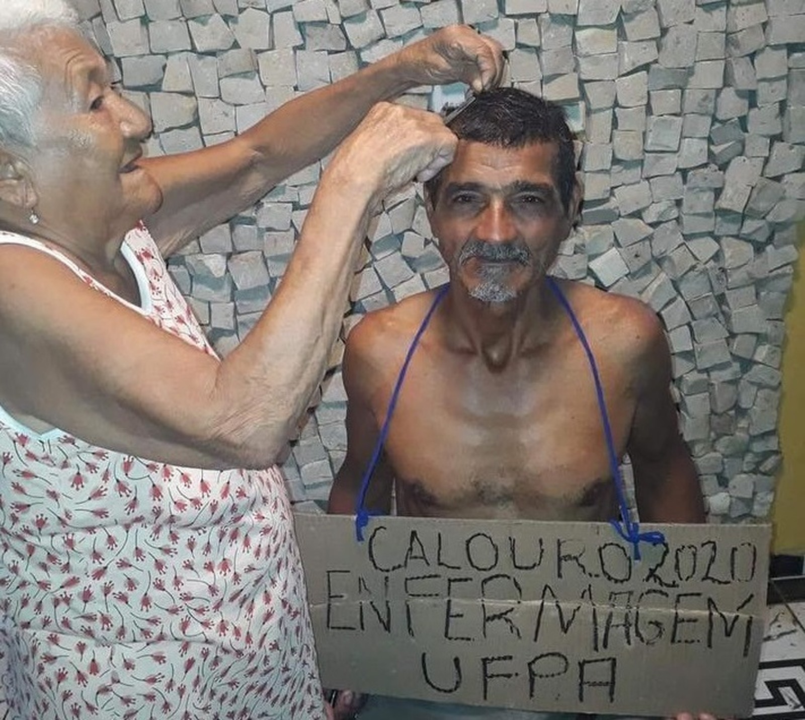 Alcyr Carneiro com a mãe, na comemoração pela aprovação no curso de enfermagem da UFPA, em Belém. — Foto: Reprodução / Arquivo Pessoal