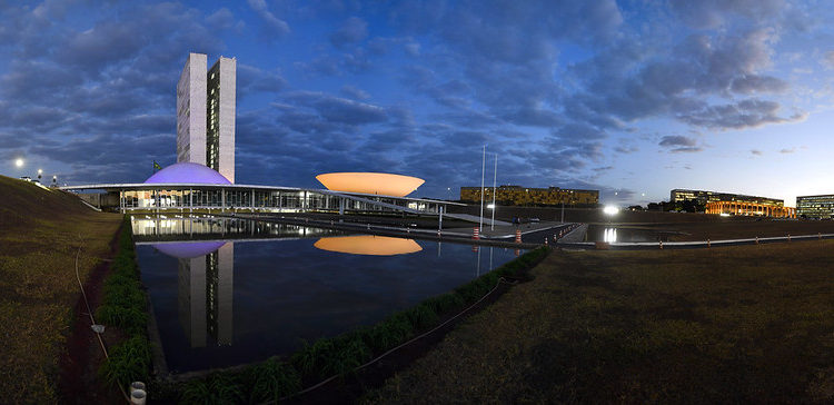 Fachada do Congresso Nacional rrA cúpula e o anexo 1 do Senado serão iluminados com a cor lilás, de 1º a 25 de agosto, para lembrar os 13 anos da Lei Maria da Penha (Lei 11.340/2006), que cria mecanismos para coibir a violência doméstica e familiar contra a mulher. O pedido de iluminação especial é do senador Nelsinho Trad (PSD-MS).rrFoto: Roque de Sá/Agência Senado