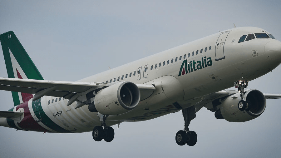 O Airbus A320 da Alitalia decola do Aeroporto Internacional de Linate, em Milão, na Itália, durante o Linate Air Show 2019
Imagem: Andrea Diodato/NurPhoto via Getty Images