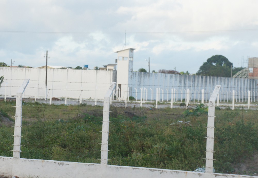 Suspeita foi levada temporariamente para o Presídio Júlia Maranhão, onde está sendo feita a carceragem de presas em flagrante durante a pandemia — Foto: Inaê Teles/G1