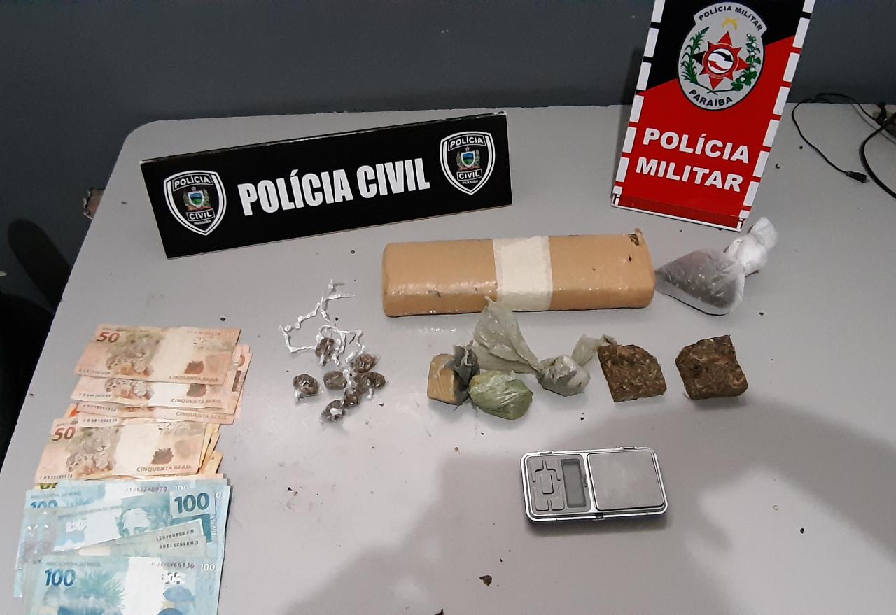 Durante operação foram apreendidas substâncias entorpecentes semelhantes a maconha e crack, uma balança de precisão e dinheiro - Foto: Divulgação/Polícia Militar