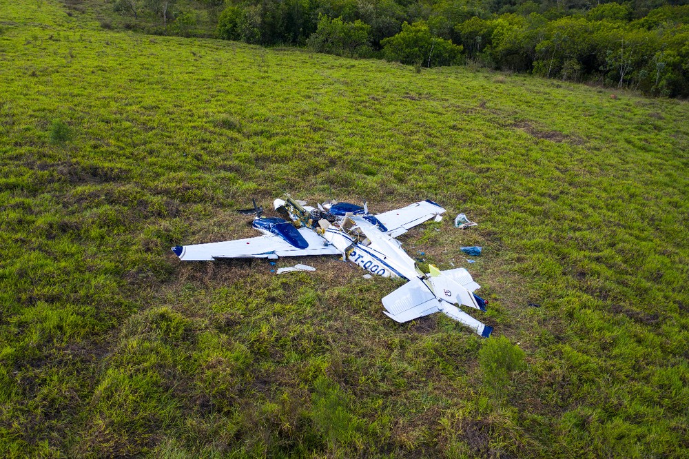 Avião caiu em área de mata em São Pedro — Foto: José Furlan/Real Drone