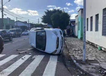 Colisão entre dois veículos terminou com um carro capotado, em João Pessoa — Foto: Reprodução / Semob-JP